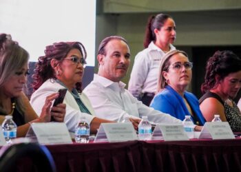 Alcalde Juan Manuel Unánue refrenda su compromiso de apoyar a los estudiantes boqueños