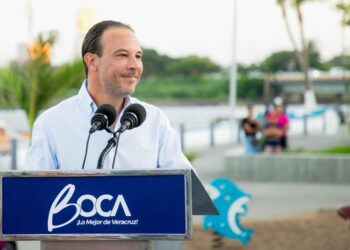 Reinaugura Alcalde JM Unánue la Plaza Banderas y devela estatua del Niño Pescador