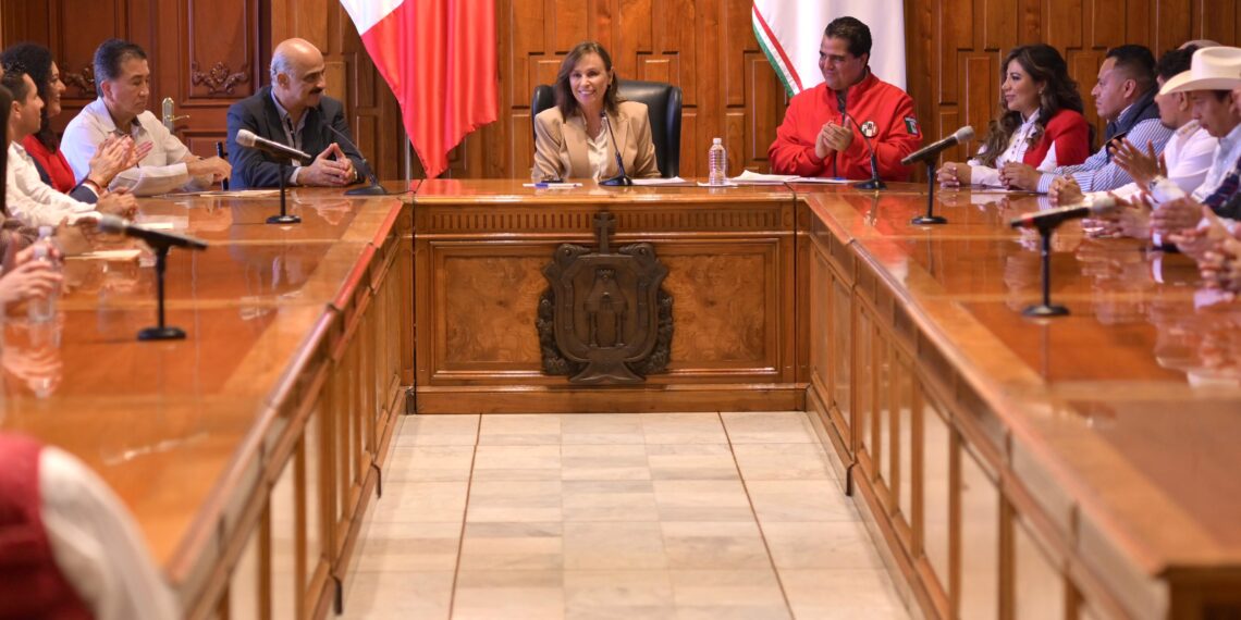 Gobernadora Rocío Nahle sostiene encuentro con alcaldes electos del PRI