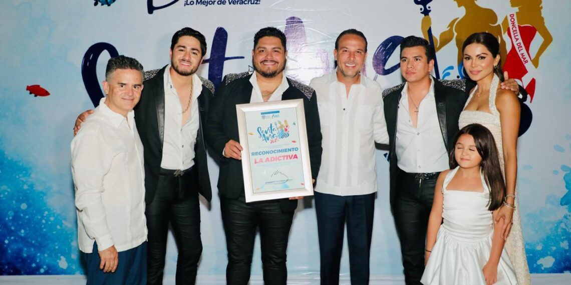 Corona Alcalde JM Unánue a Inés de Jesús como la Doncella del Mar de las fiestas de Santa Ana 2025