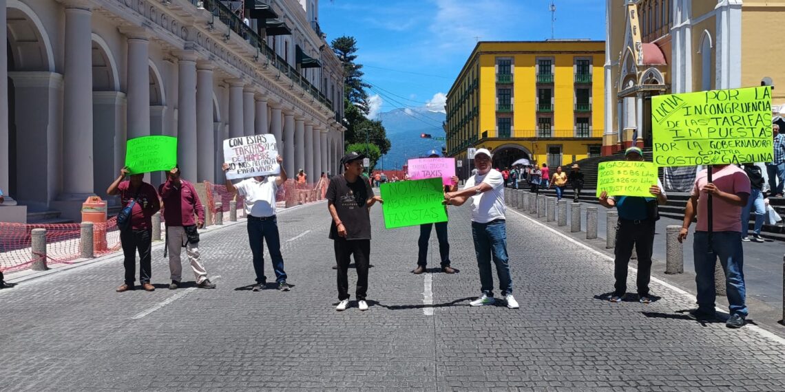 En Xalapa, un grupo de taxistas bloquearon la calle Enriquez en protesta por las nuevas tarifas