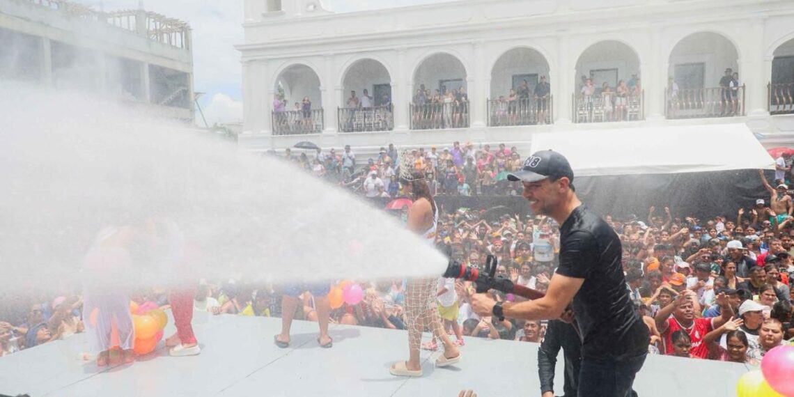 Encabeza Alcalde JM Unánue el paseo acuático y ofrenda floral a Nuestra Señora de Santa Ana