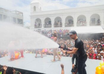 Encabeza Alcalde JM Unánue el paseo acuático y ofrenda floral a Nuestra Señora de Santa Ana