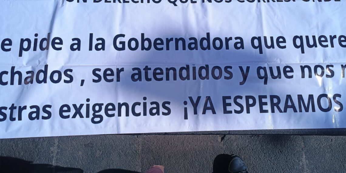 Inician plantón indefinido trabajadores de la Unión de Beneficiarios del Seguro de Vida Institucional de Veracruz
