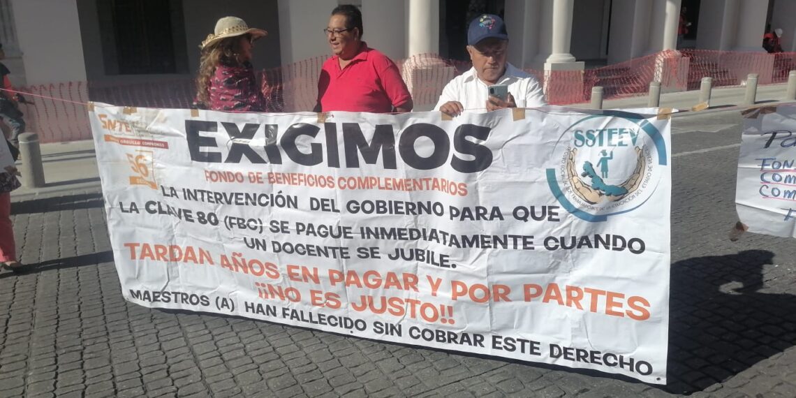 Maestros jubilados bloquean la calle Enriquez de Xalapa