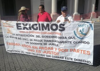 Maestros jubilados bloquean la calle Enriquez de Xalapa