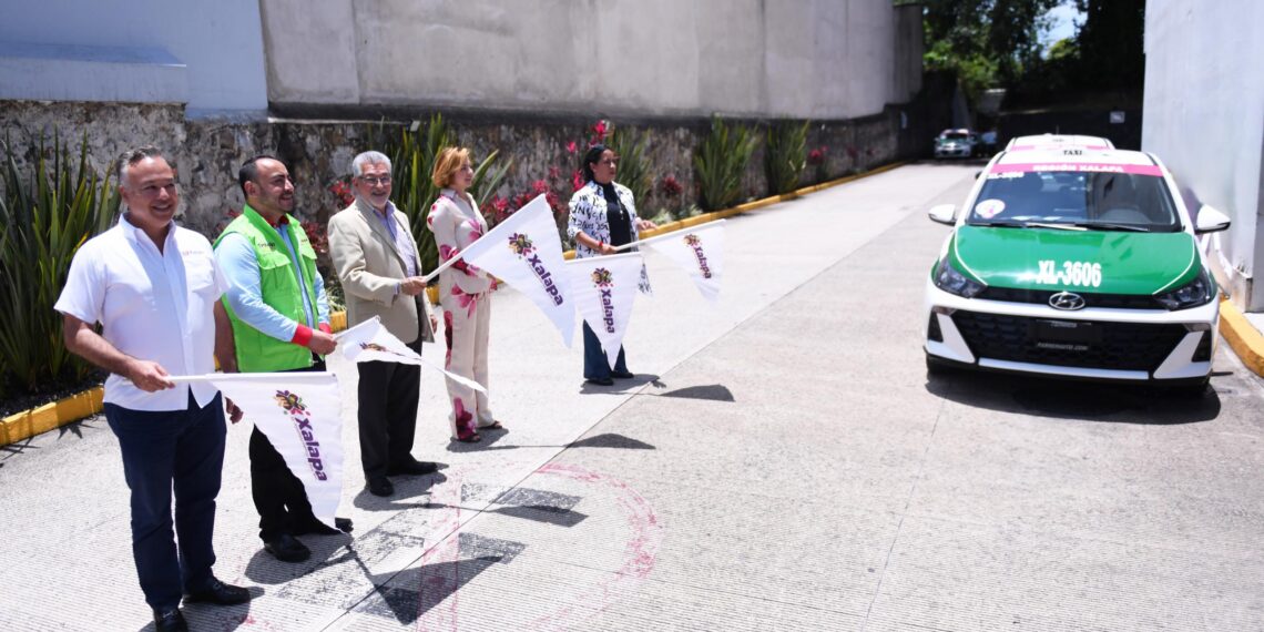 Da Alberto Islas banderazo a Turi-Taxis de Xalapa