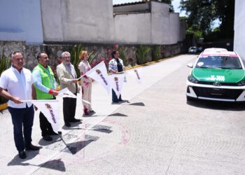 Da Alberto Islas banderazo a Turi-Taxis de Xalapa