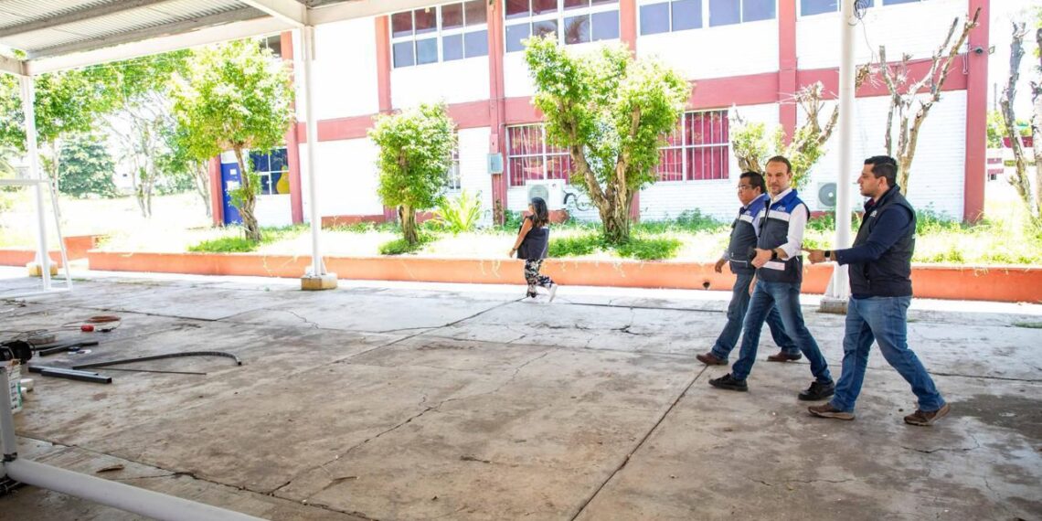 Alcalde JM Unánue supervisa la construcción de dos canchas de fútbol en el CBTIS 190