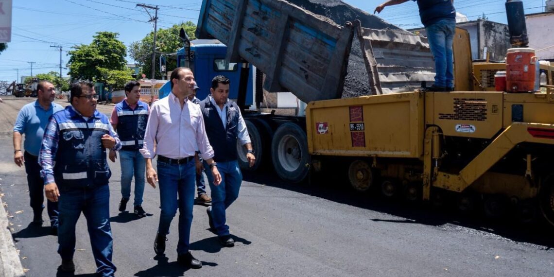 Recorre Alcalde Juan Manuel Unánue obra de pavimentación de la calle Carranza