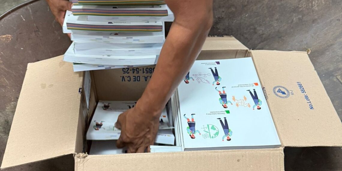 La mina de oro en la DGETI Veracruz, obligan a padres a comprar guías de estudio