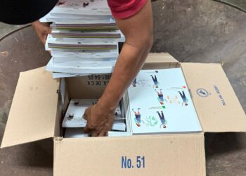 La mina de oro en la DGETI Veracruz, obligan a padres a comprar guías de estudio