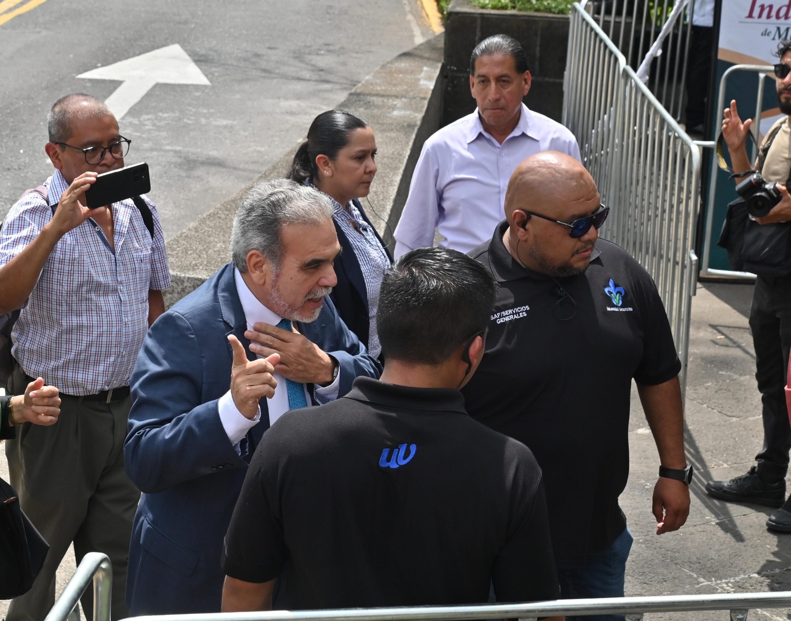 Llega rector de la UV en medio de un dispositivo de seguridad a Guardia de Honor en parque Miguel Hidalgo de Xalapa