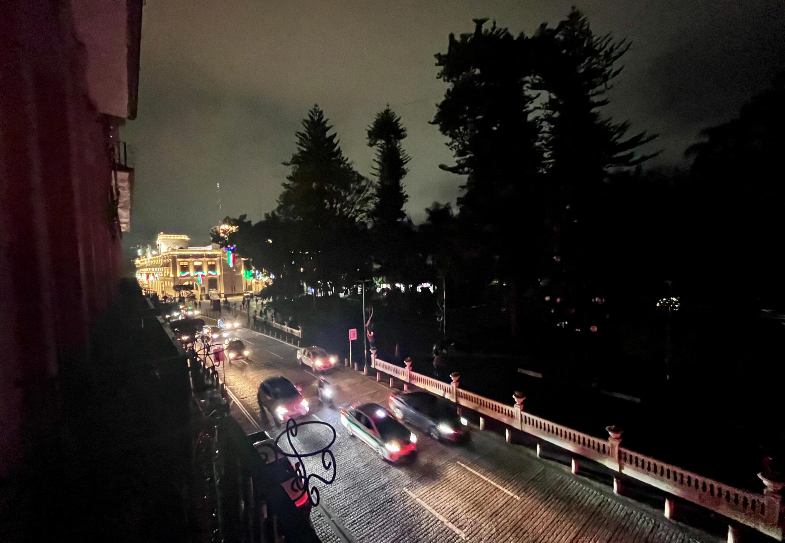 Apagón en el Centro de Xalapa, por cortocircuito en transformadores