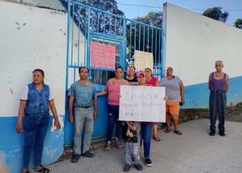 Padres de familia de Actopan bloquean la avenida Américas para exigir la reinstalación de un maestro