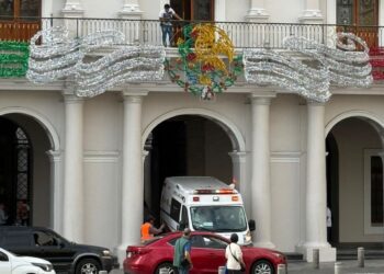 En las remodelaciones de palacio de gobierno, cae trabajador desde una tarima