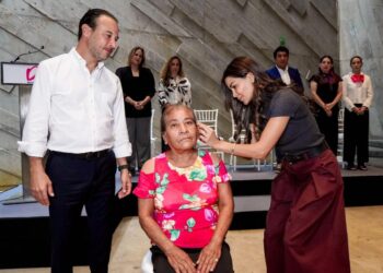 Alcalde JM Unánue entrega aparatos auditivos como parte de la campaña “Volvamos a escuchar”