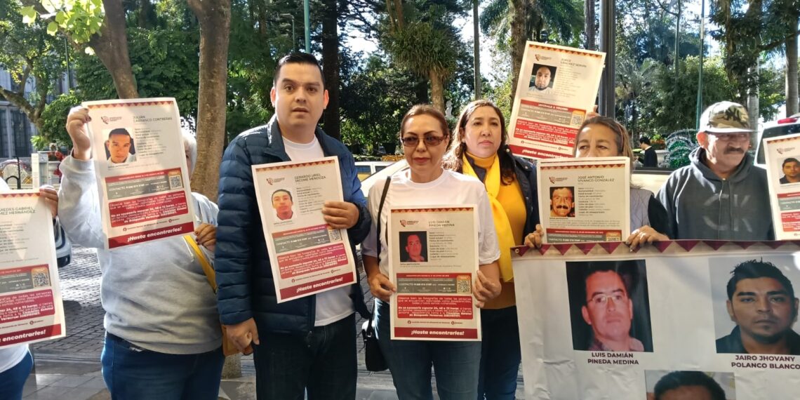 Denuncian madres buscadoras, autoridades de Coatepec impiden colocación de carteles en la zona urbana por afectar turismo del pueblo mágico