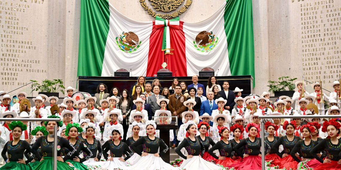 En el Congreso, reconocen a la Delfines Marching Band