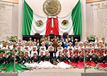 En el Congreso, reconocen a la Delfines Marching Band