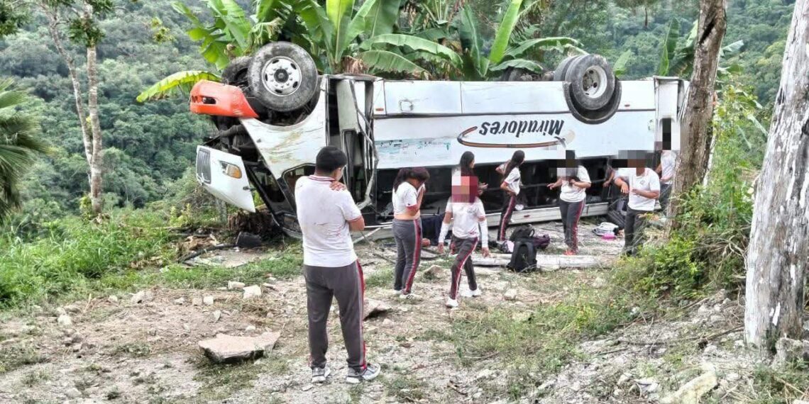 Vuelca camión que transportaba estudiantes de Telebachillerato en la comunidad de Palmarejo, Emiliano Zapata