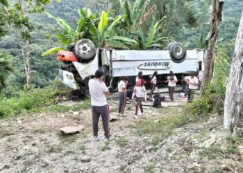 Vuelca camión que transportaba estudiantes de Telebachillerato en la comunidad de Palmarejo, Emiliano Zapata