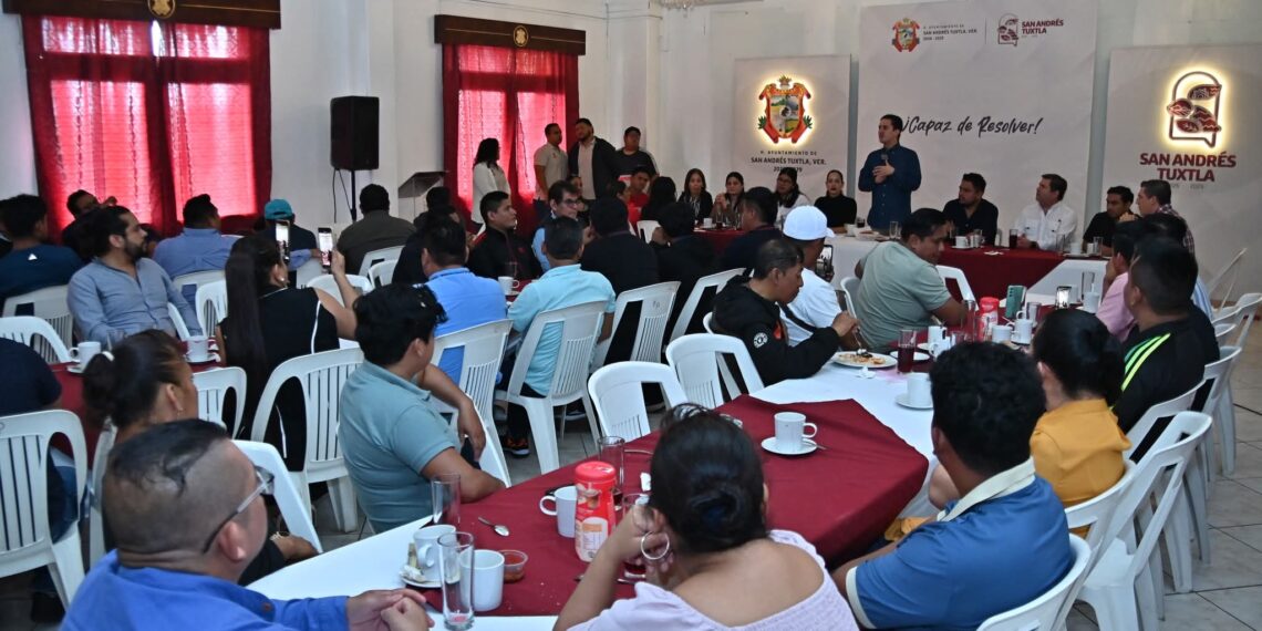 Celebra alcalde Rafa Fararoni a mariachis de la región de Los Tuxtlas 