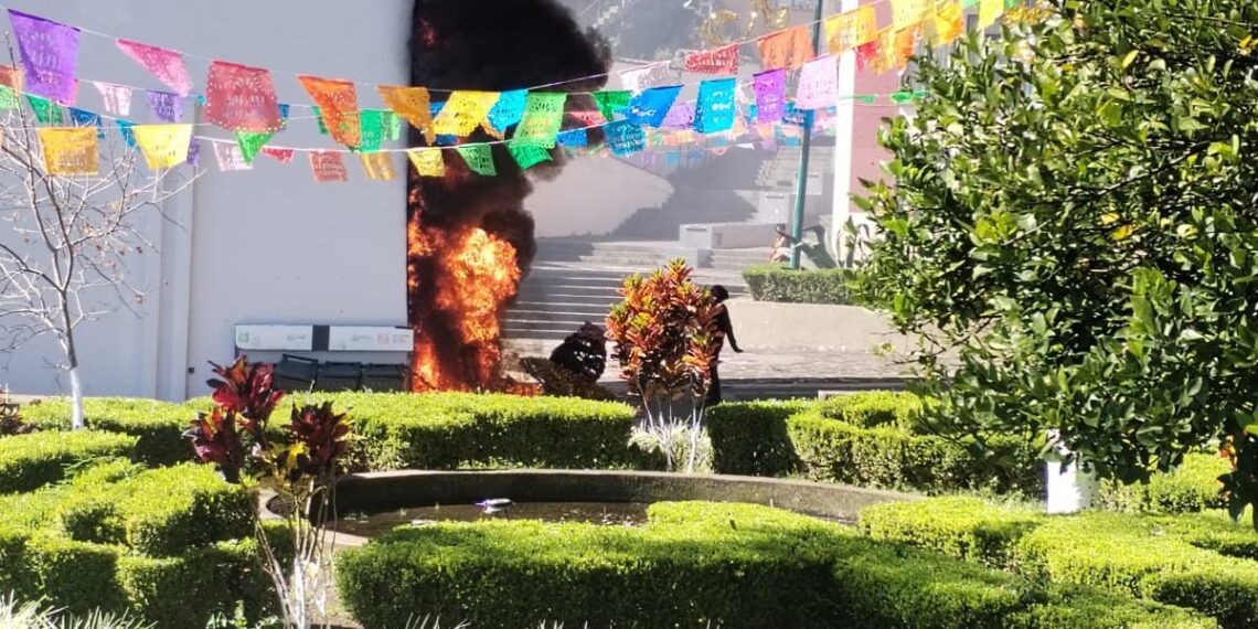 Se incendian adornos navideños en bajos del Puente Xallitic