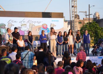 Festeja Maryjose Gamboa el Día de Reyes a la niñez boqueña