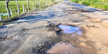 A tres meses de que fue entregada la obra en Pajapan ya presenta baches: Esteban Bautista