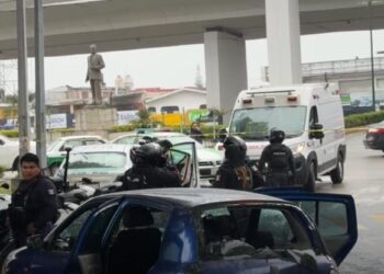 Operativo en Xalapa, sujetos asaltan una farmacia y se desata balacera