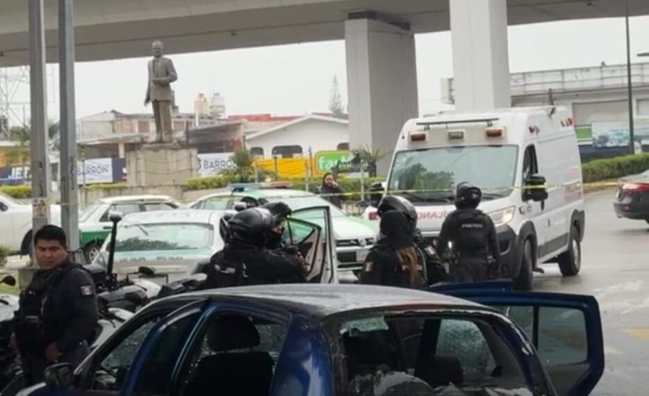 Operativo en Xalapa, sujetos asaltan una farmacia y se desata balacera