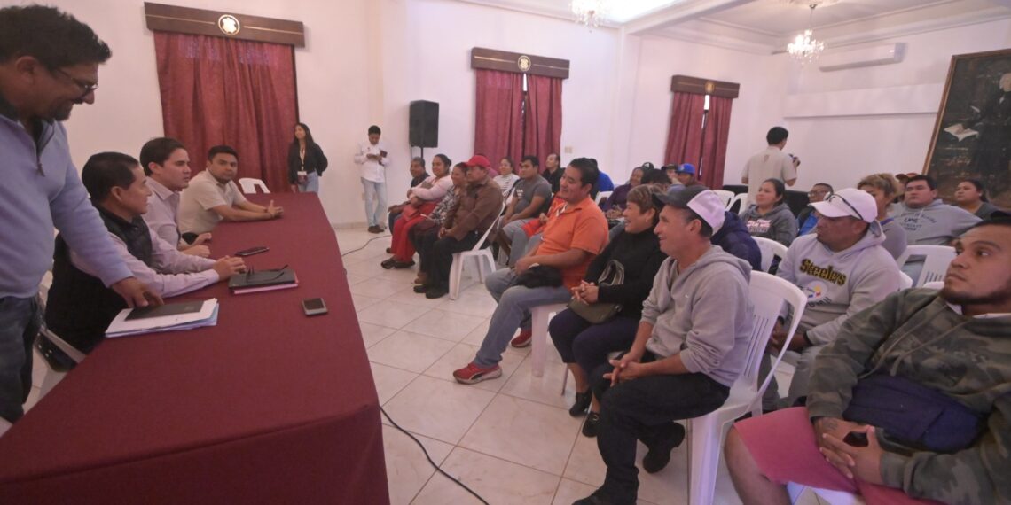 Con comerciantes, diálogo, orden y respeto: Alcalde Rafa Fararoni 