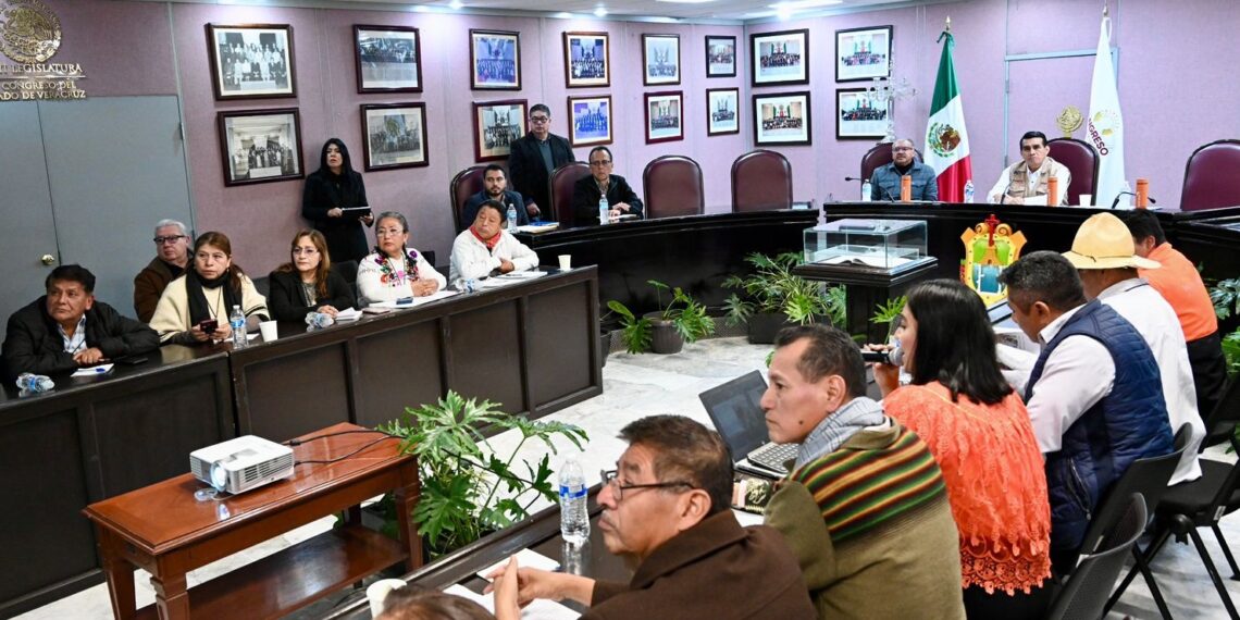 Atiende Esteban Bautista a maestros indígenas de las Altas Montañas