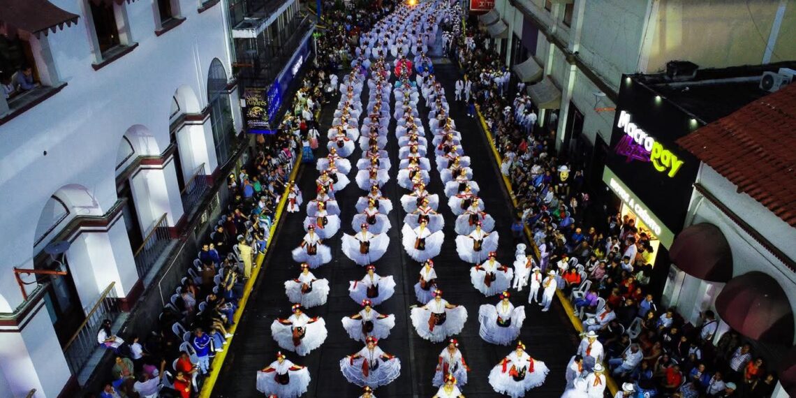 En San Andrés Tuxtla, se presentó el Gran Monumental de “La Bruja” y “La Bamba”