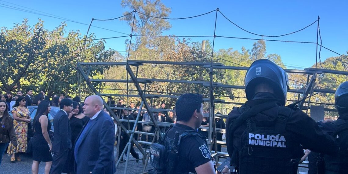 Confirma rector de la Universidad Veracruzana, 16 estudiantes hospitalizados por colapso de una tarima en la facultad de Derecho