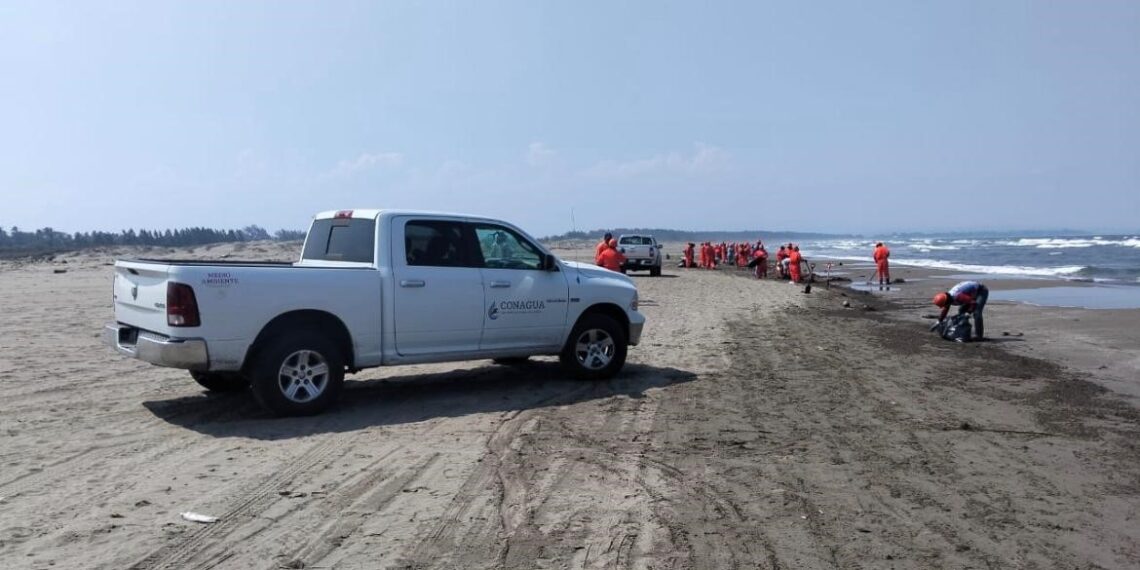 A pesar de la presencia de hidrocarburo en playa de la región de Coatzacoalcos, CONAGUA asegura que playas están limpias