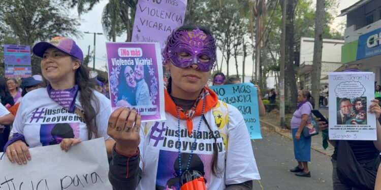 En el Día Internacional de la Mujer, marcha en Xalapa
