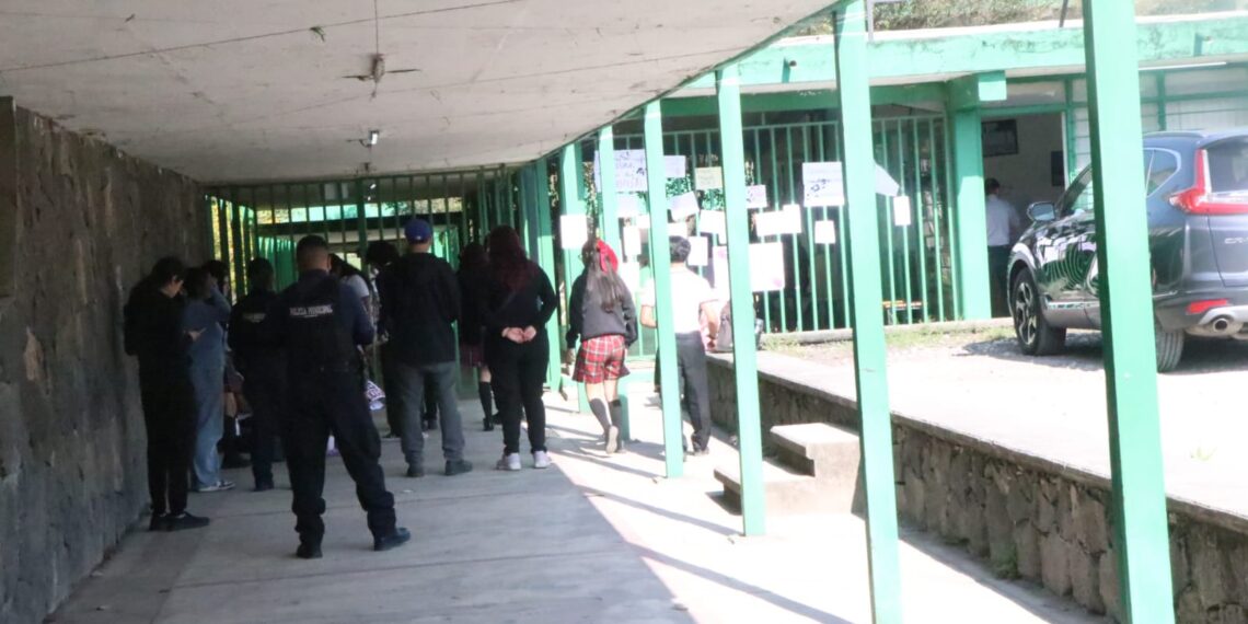 Alumnas toman la preparatoria Joaquín Ramírez Cabañas de Coatepec, acusan a maestro de acoso sexual