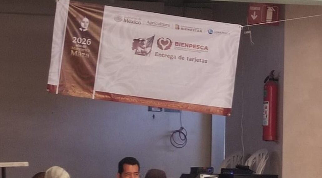 En Tamiahua, en pleno arranque de campaña, entregan tarjetas Bienpesca a pescadores