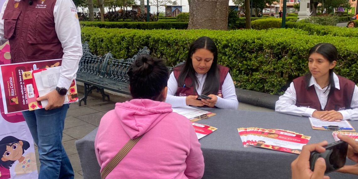 En Xalapa, instalan módulos para el registro de Becas Rita Cetina