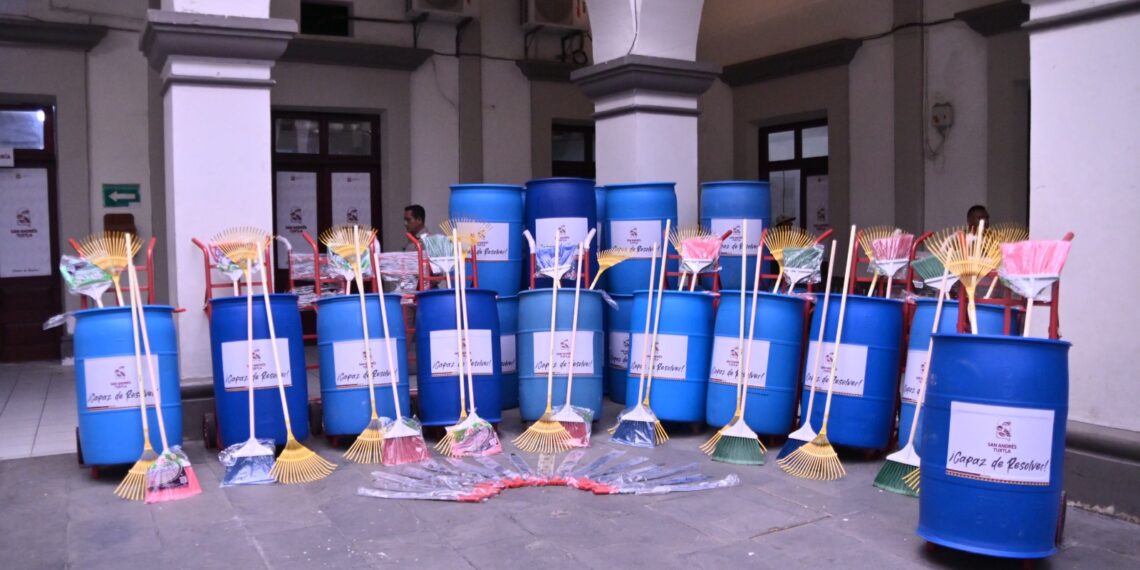 Entrega Ayuntamiento herramientas de trabajo a personal de Limpia Publica