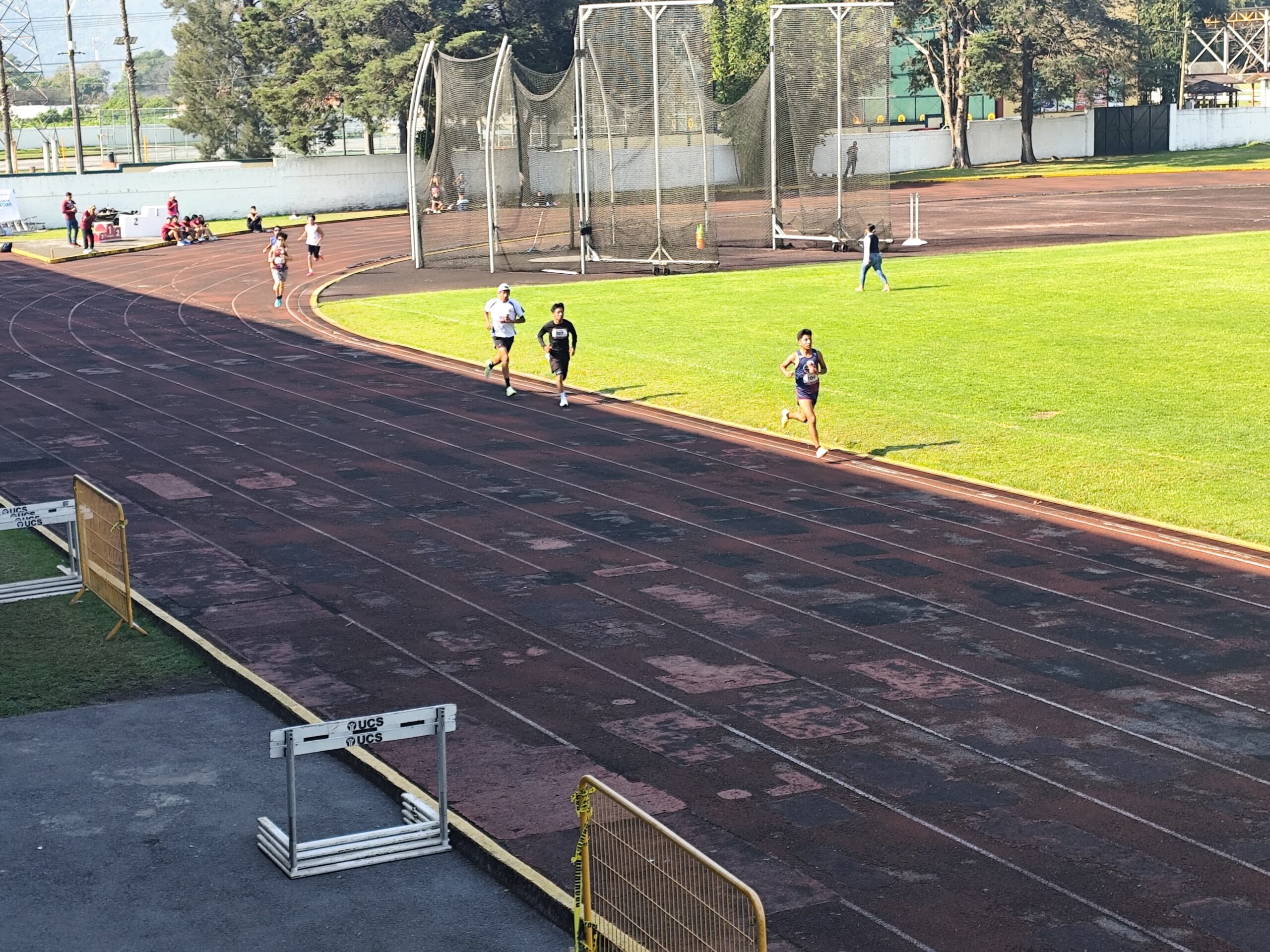 En Orizaba, atletas que participan en la etapa estatal de los Juegos Deportivos de Atletismo de la DGB 2026 se quejan de las pésimas condiciones de la pista del Complejo Deportivo