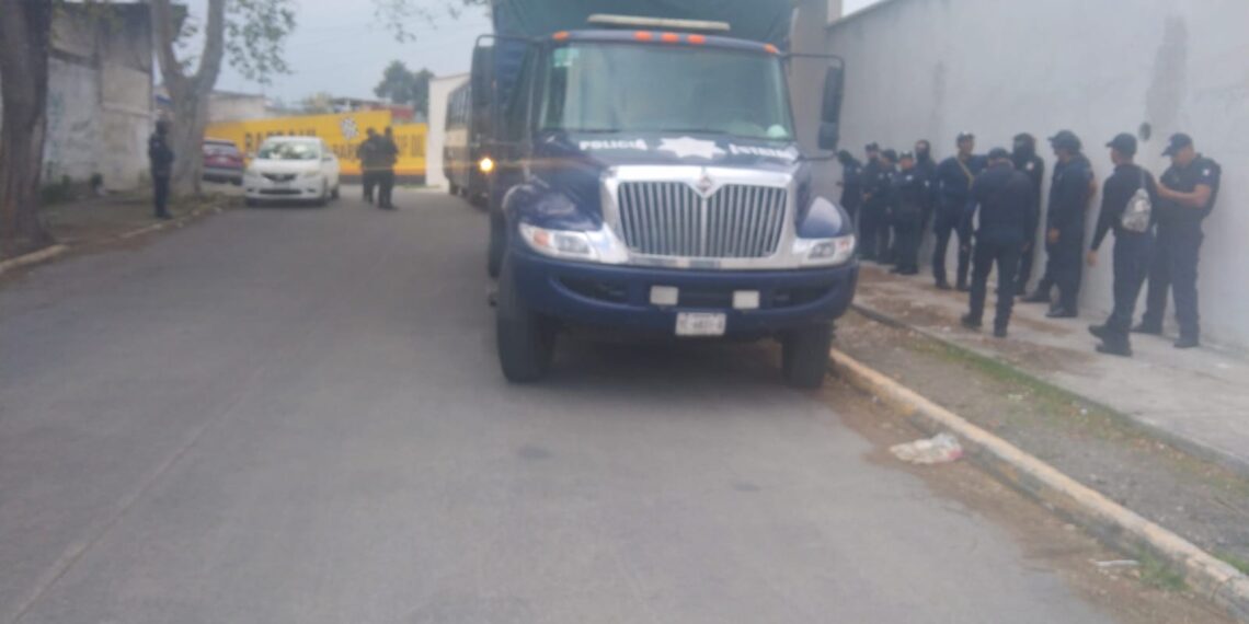 Detienen en Rinconada, municipio de Emiliano Zapata tráiler con más de 250 migrantes de distintas nacionalidades