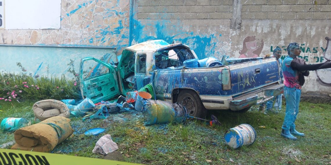 Camioneta se impactó contra barda de escuela en Banderilla, hay 8 lesionados