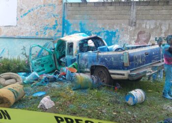 Camioneta se impactó contra barda de escuela en Banderilla, hay 8 lesionados