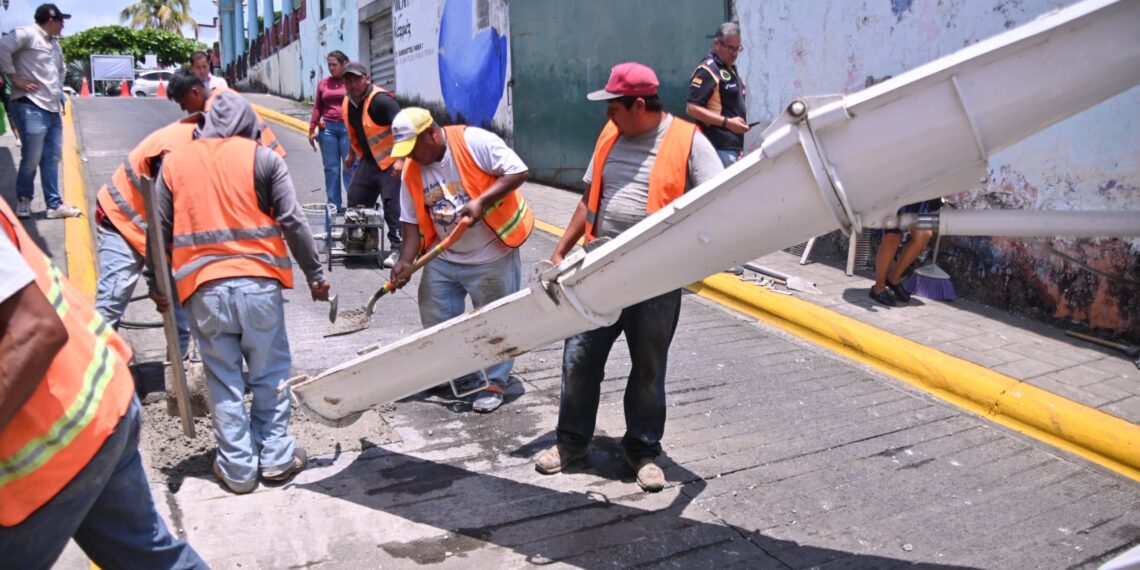 Arranca Rafa Fararoni bacheo urbano en San Andrés Tuxtla