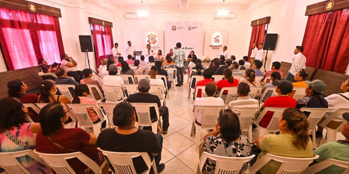 Entrega Gobierno Municipal credenciales de empadronamiento a comerciantes del parque Lerdo de Tejada 