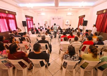 Entrega Gobierno Municipal credenciales de empadronamiento a comerciantes del parque Lerdo de Tejada 