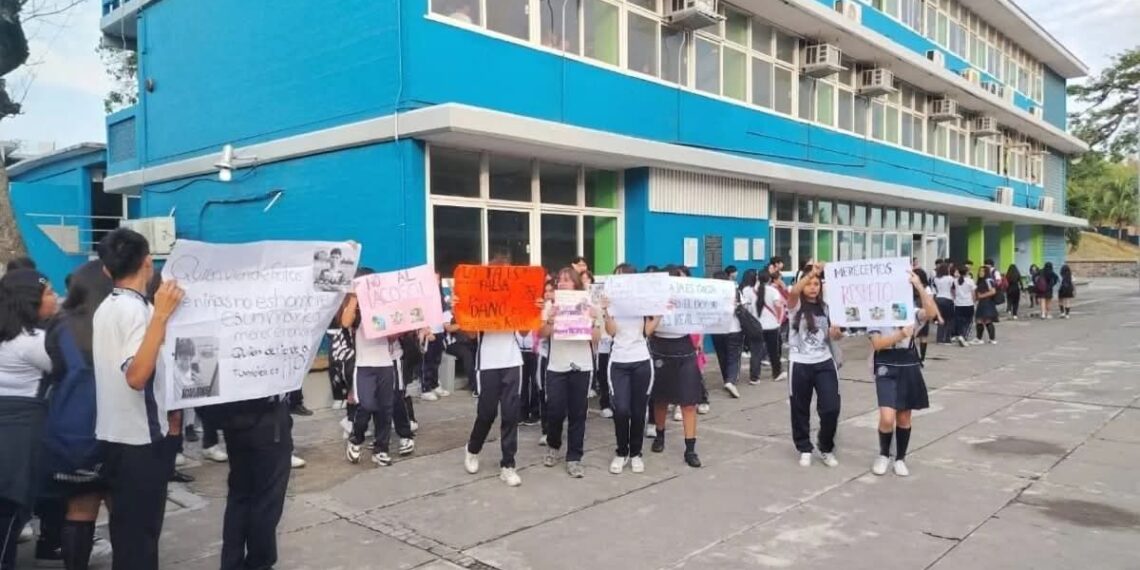 Protestan padres de familia por difusión de imágenes alteradas con IA de alumnas de la ESTI 1